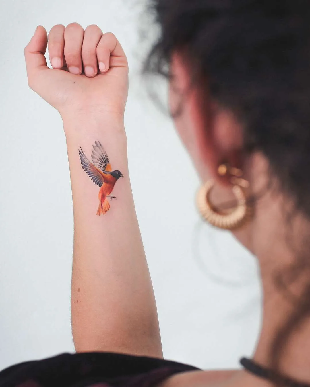 Tatuagem artista Bryan Gutierrez, tatuagem colorida e preta minimalista de flores | EUA