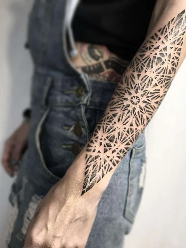 female black geometric 纹身 在 forearm #22170 | 纹身师 Jondix