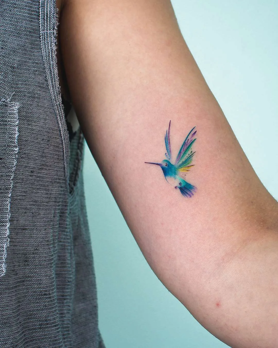 Tatuagem artista Bryan Gutierrez, tatuagem colorida e preta minimalista de flores | EUA