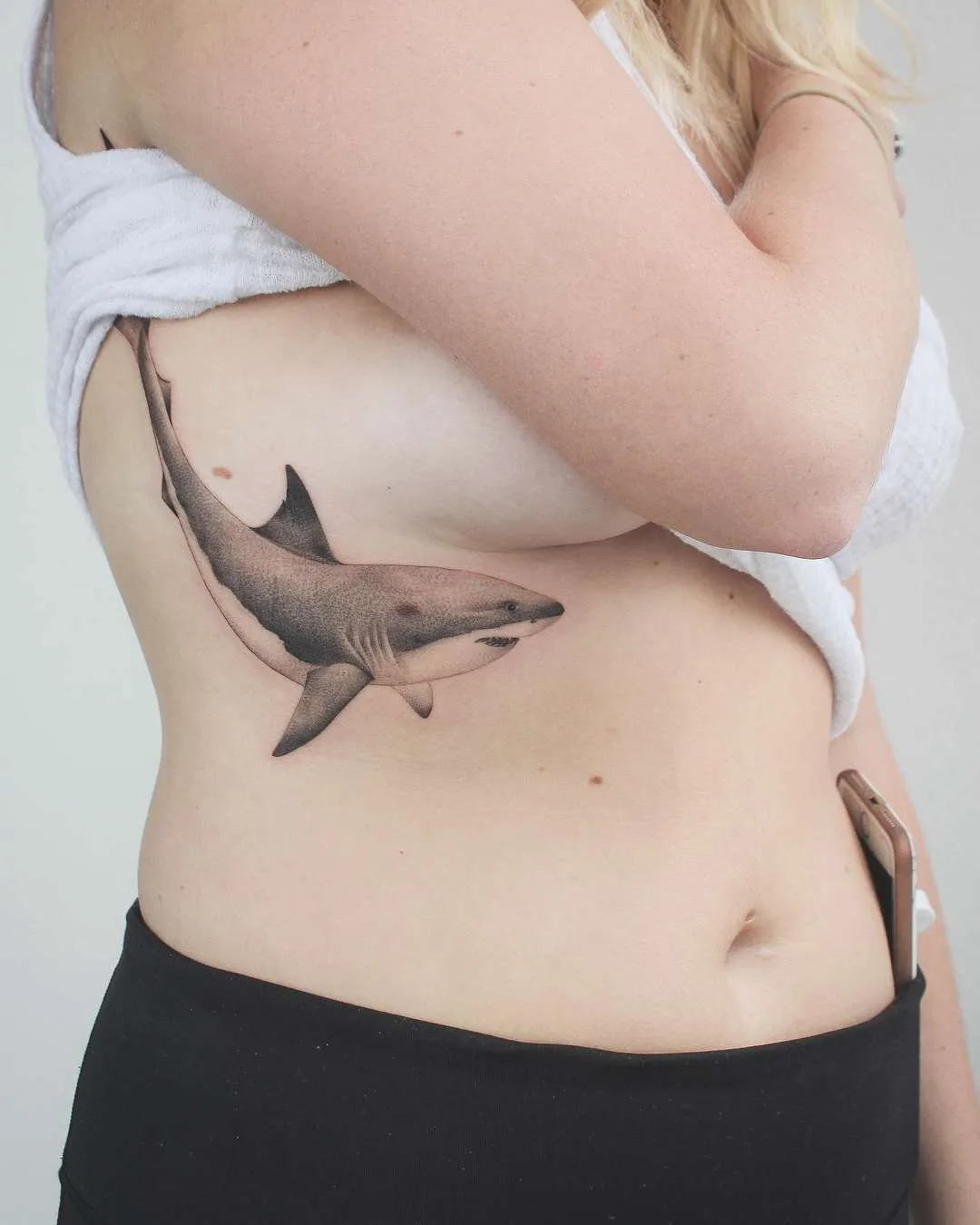 Tatuagem artista Bryan Gutierrez, tatuagem colorida e preta minimalista de flores | EUA