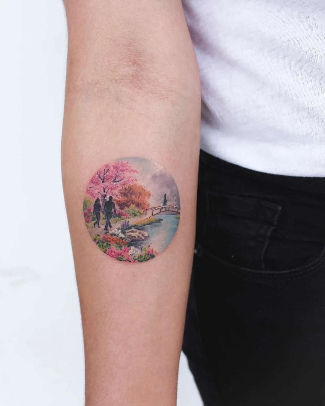 Tatuagem artista Bryan Gutierrez, tatuagem colorida e preta minimalista de flores | EUA