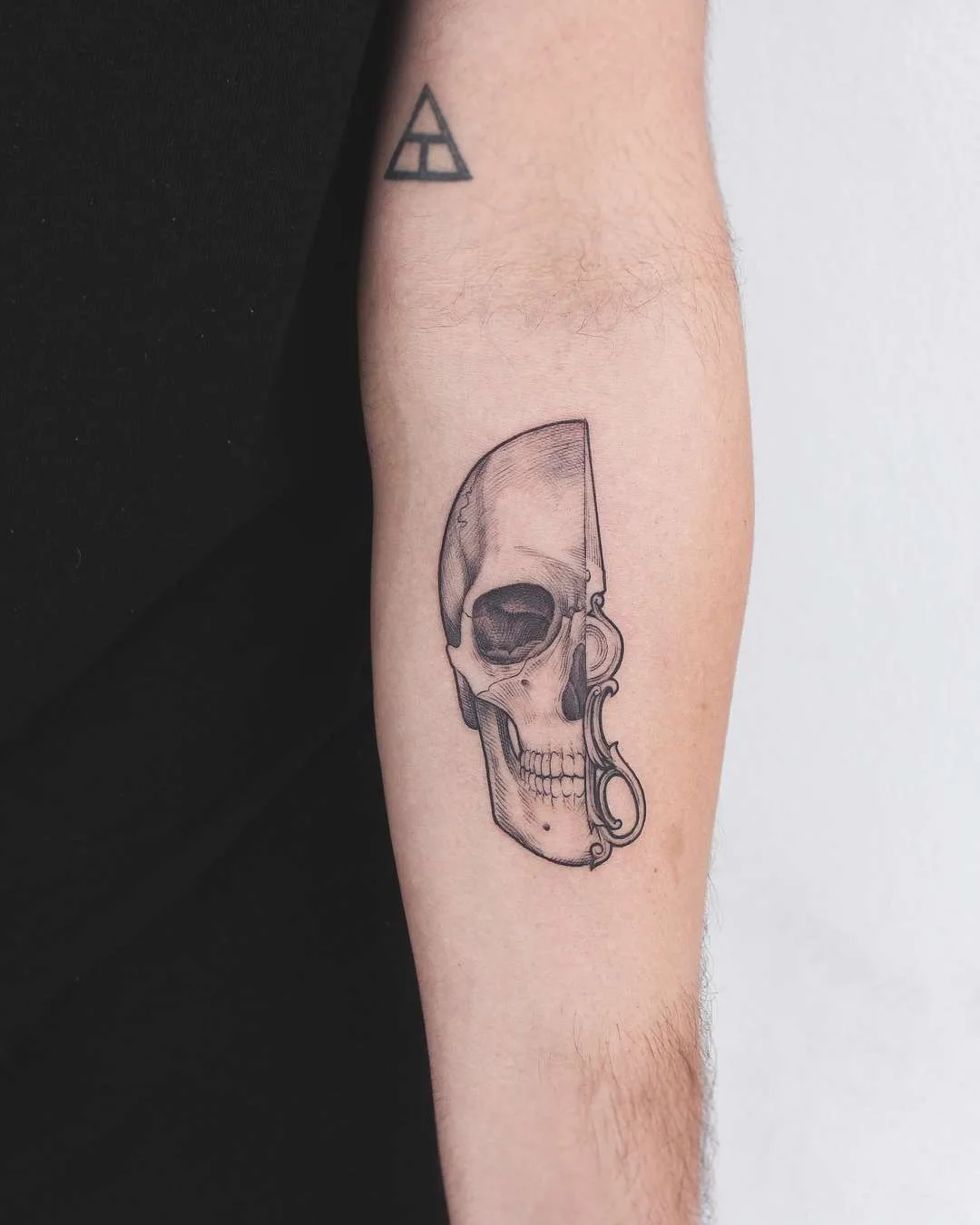 Tatuagem artista Bryan Gutierrez, tatuagem colorida e preta minimalista de flores | EUA