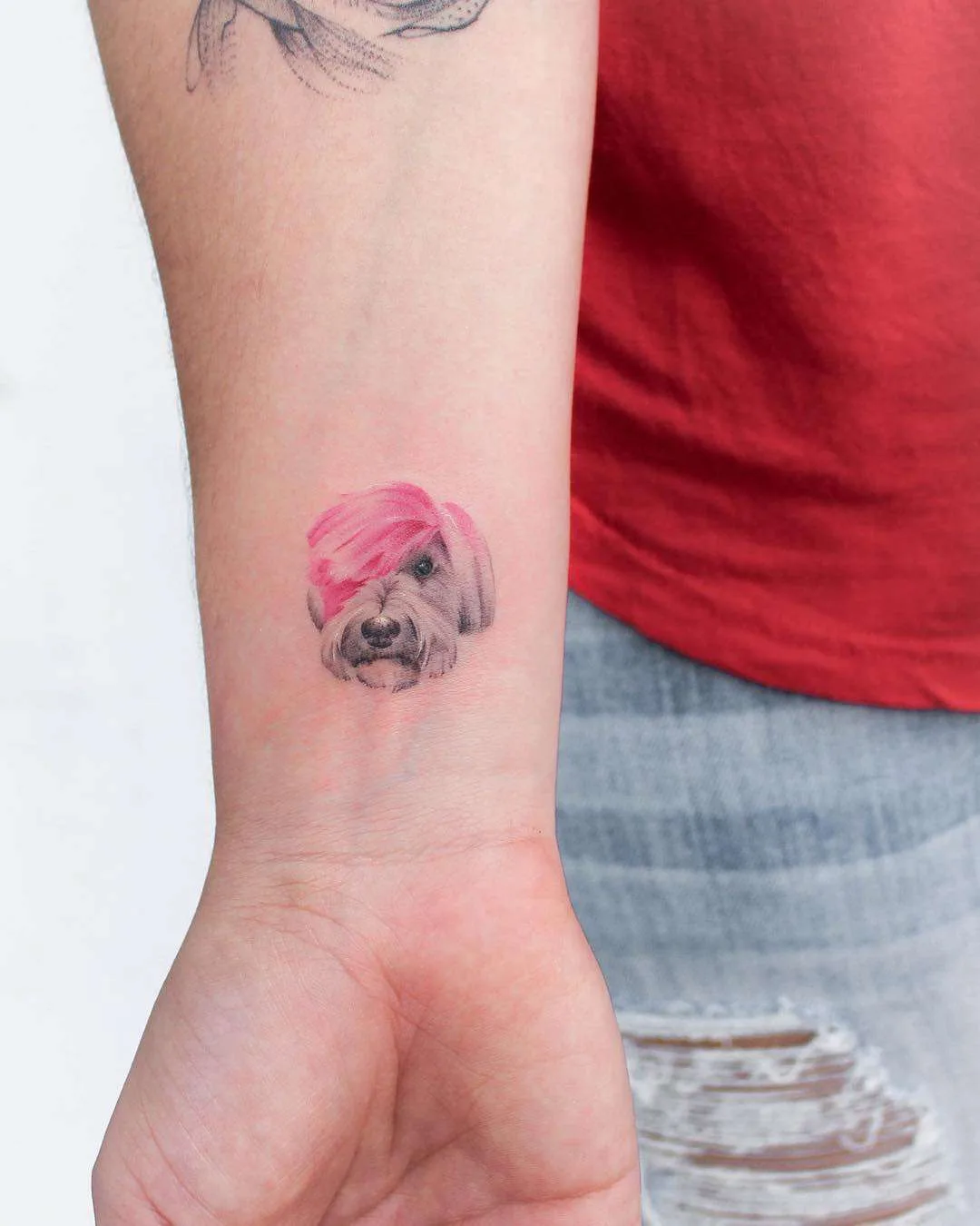 Tatuagem artista Bryan Gutierrez, tatuagem colorida e preta minimalista de flores | EUA