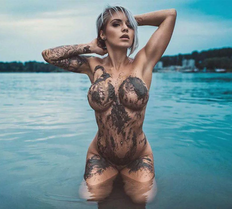 Superhot model tedesco a tatuaggi Denny