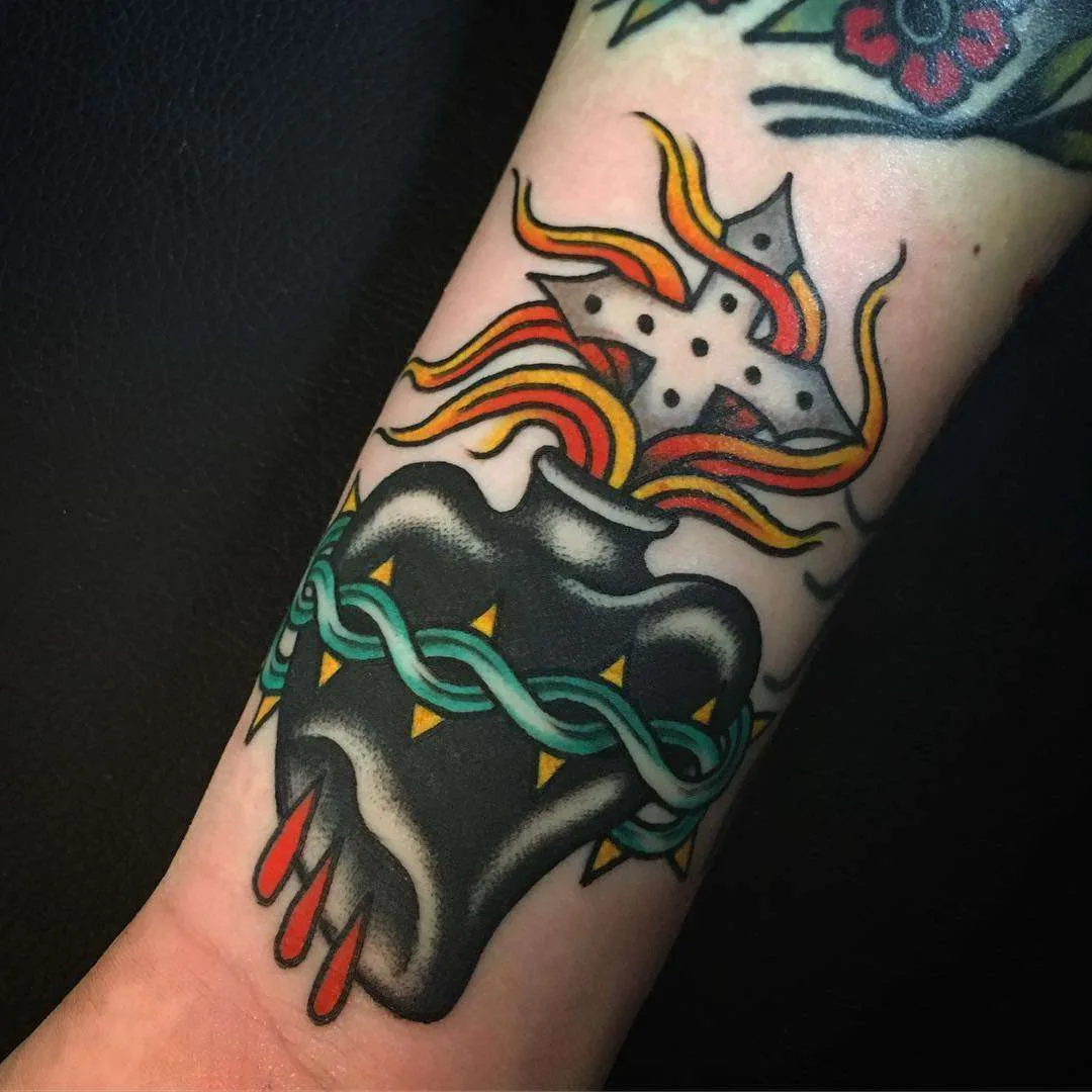 Tatuagem tradicional de Britney Goodman, cor antiga e tatuagem tradicional | EUA