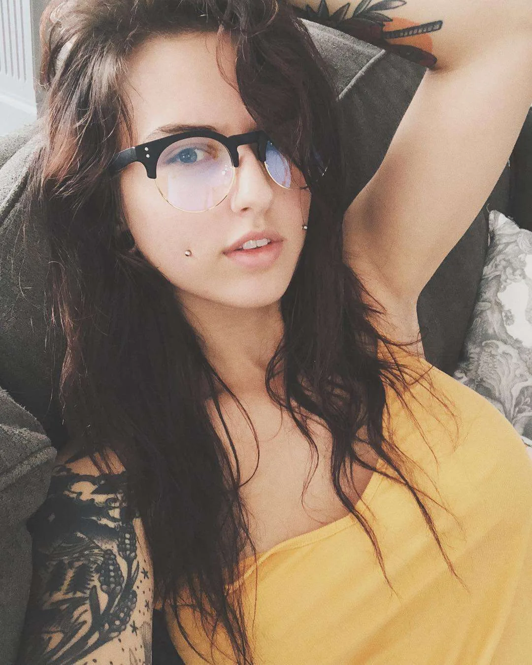 Modello tatuato Octavia May, modello alternativo, ragazza che si suicida
