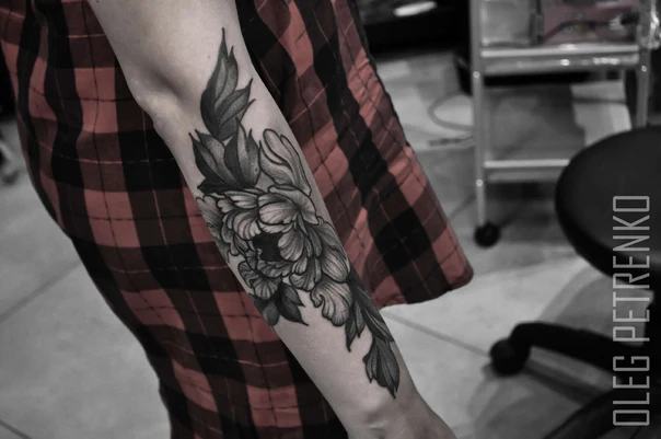 Чёрно-серая Flower, Leaves tattoo на Предплечье