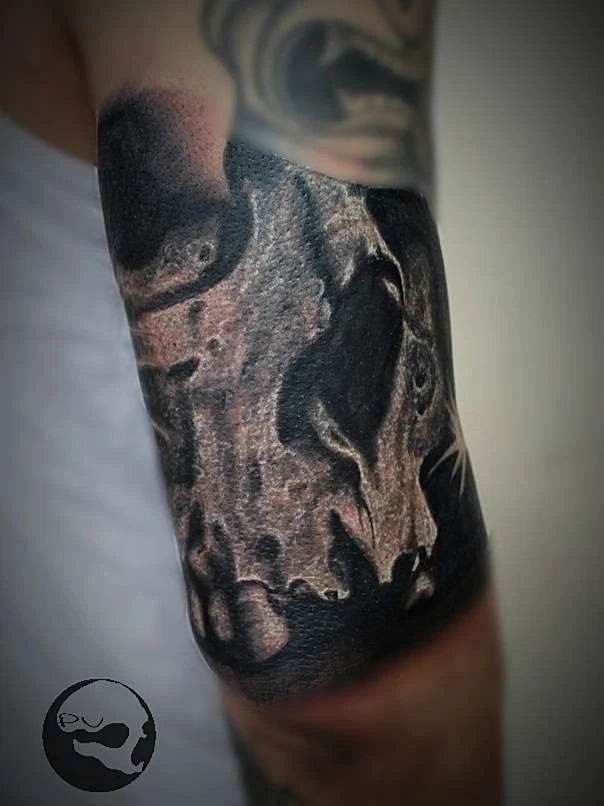 Чёрно-серая Skull tattoo на Предплечье