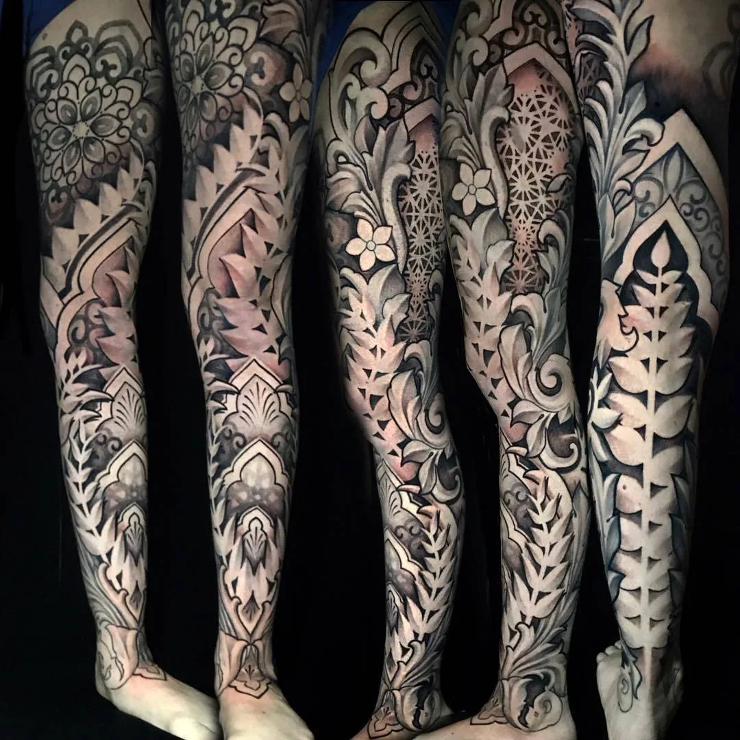 Artista de tatuagem John Del-Pinto, tatuagem ornamental de contraste preto | Bournemouth, Reino Unido