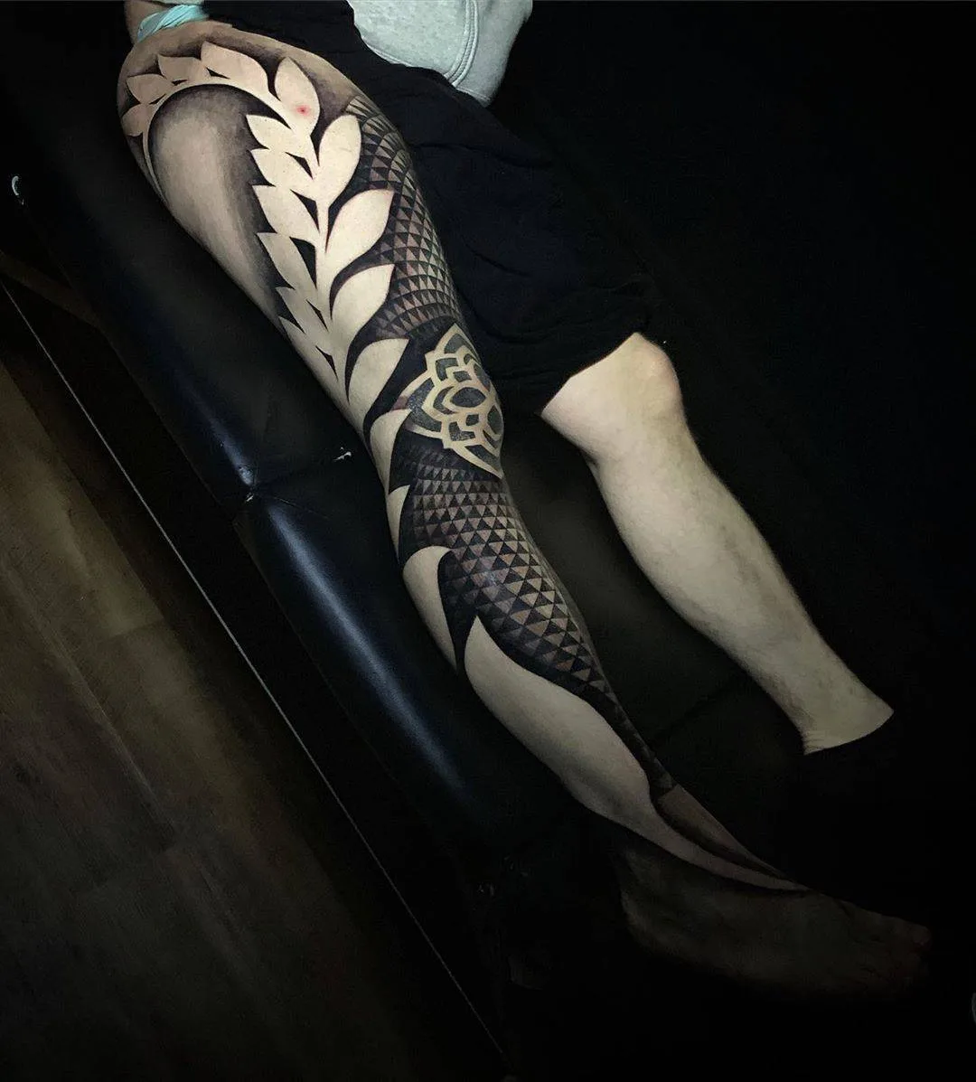 Artista de tatuagem John Del-Pinto, tatuagem ornamental de contraste preto | Bournemouth, Reino Unido