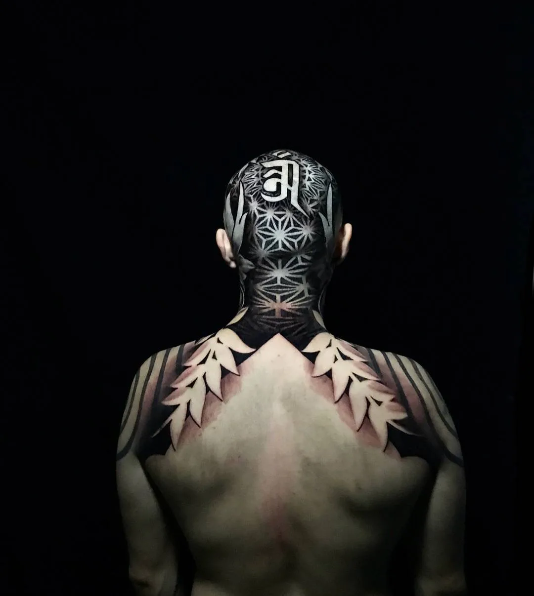 Artista de tatuagem John Del-Pinto, tatuagem ornamental de contraste preto | Bournemouth, Reino Unido