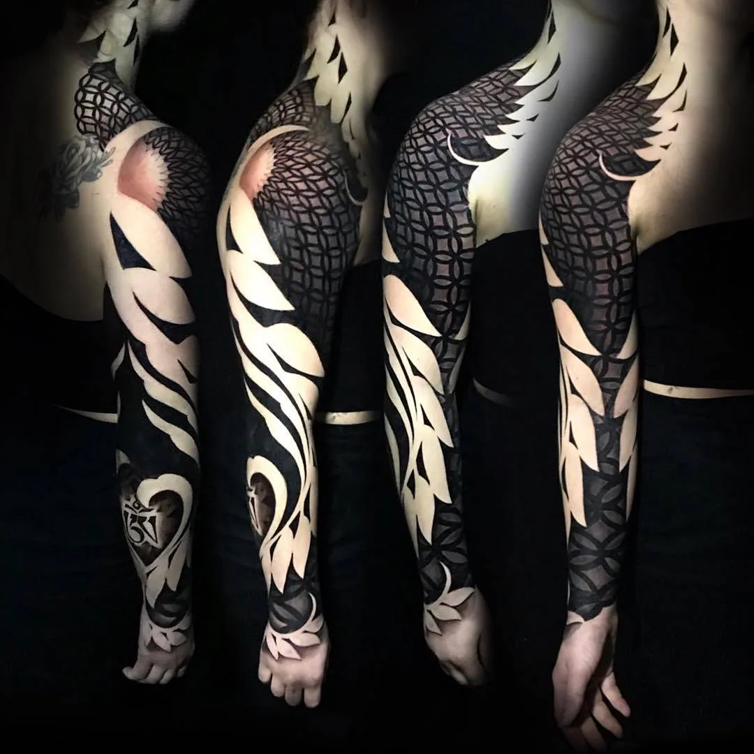 Artista de tatuagem John Del-Pinto, tatuagem ornamental de contraste preto | Bournemouth, Reino Unido
