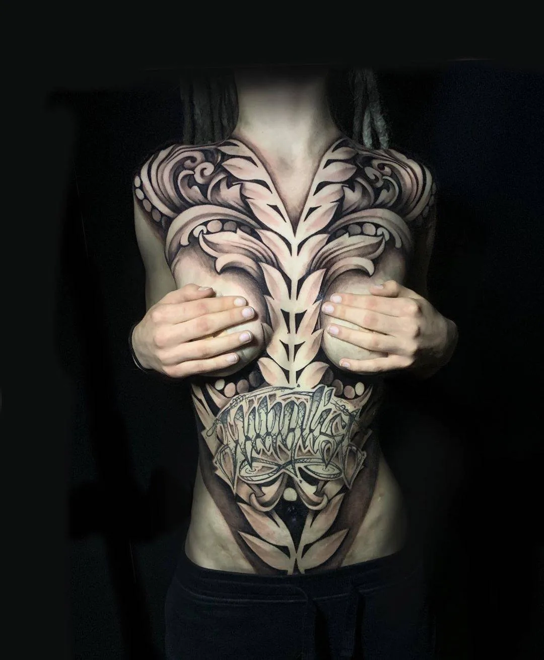 Artista de tatuagem John Del-Pinto, tatuagem ornamental de contraste preto | Bournemouth, Reino Unido
