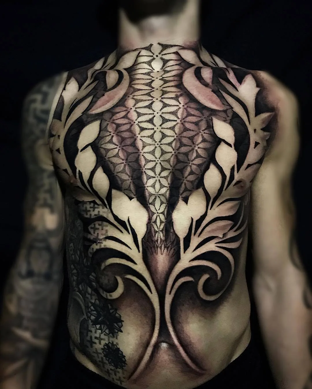 Artista de tatuagem John Del-Pinto, tatuagem ornamental de contraste preto | Bournemouth, Reino Unido
