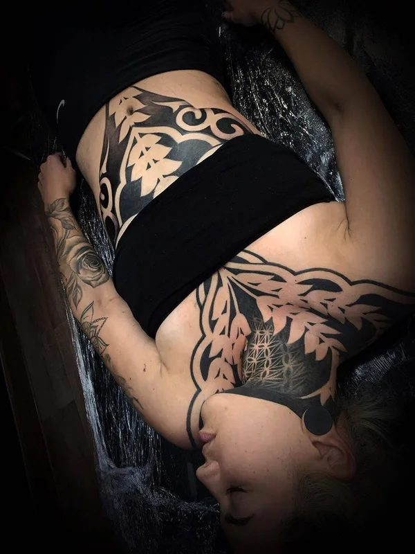 female black blackwork tatouage sur chest #31618 | Artiste tatoueur John Del-Pinto