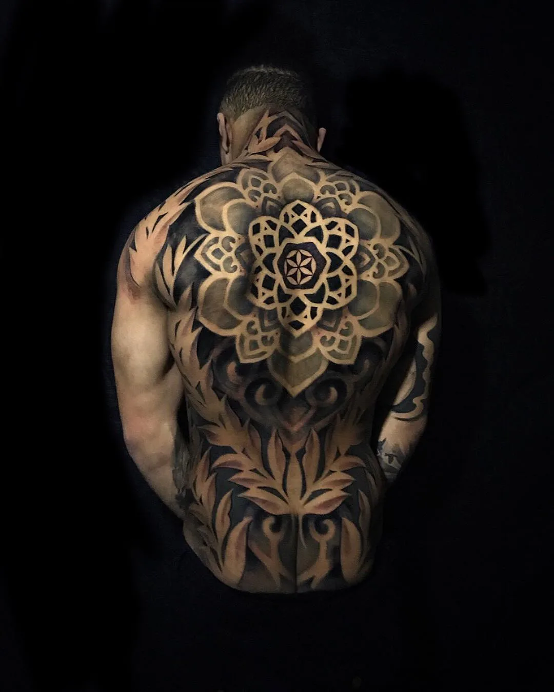 Artista de tatuagem John Del-Pinto, tatuagem ornamental de contraste preto | Bournemouth, Reino Unido