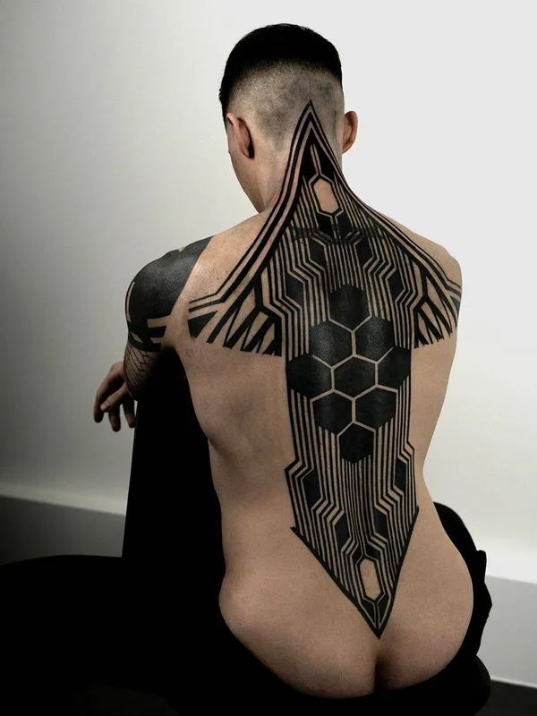 male black geometric Tatuagem em full back #31802 | Tatuador ROXX