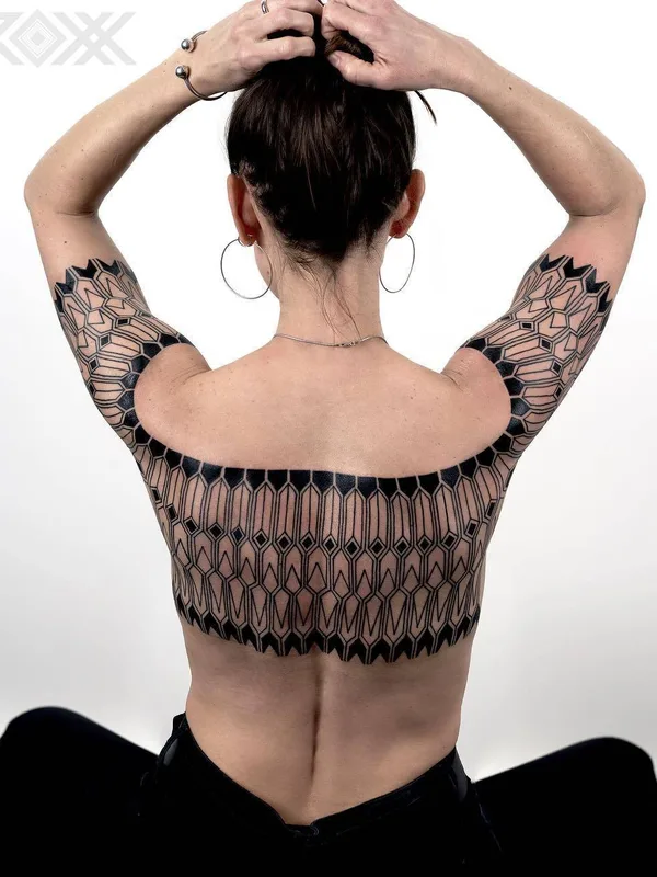 female black geometric Tatuagem em back #31793 | Tatuador ROXX