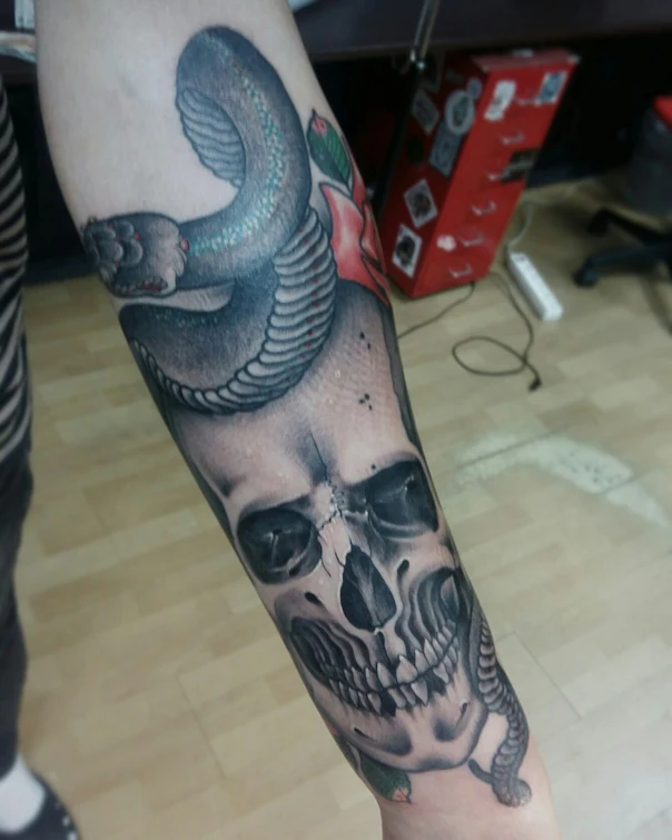 Нео-традиционная Skull, Snake tattoo на Предплечье
