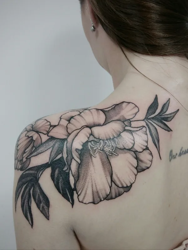 female black and grey black and grey татуировка на shoulder blade #31885 | Тату мастер Егор Вавилов
