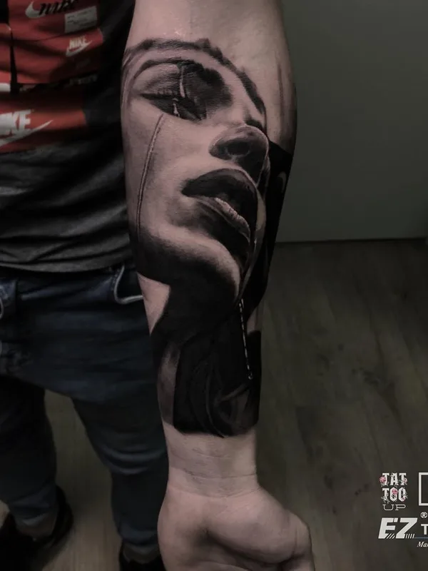 female black and grey realism 纹身 在 forearm #36937 | 纹身师 Тимур Юзар