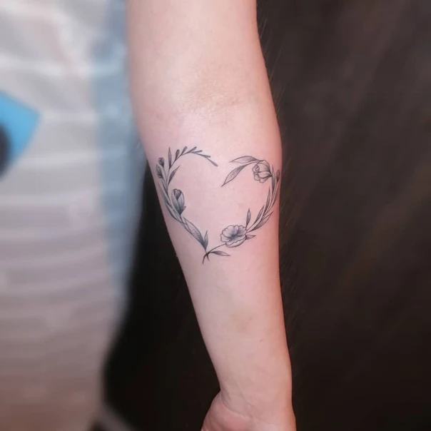 Файнлайн Heart, Flowers tattoo на Предплечье