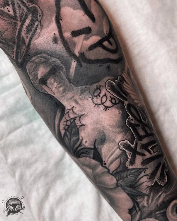 Чёрно-серая Statue, Spiderweb tattoo на Предплечье
