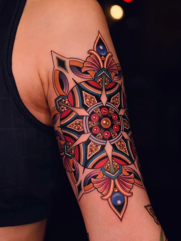 color ornamental tatouage sur upper arm #41115 | Artiste tatoueur MICO