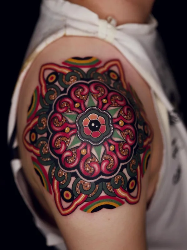 color ornamental tatouage sur shoulder #41106 | Artiste tatoueur MICO