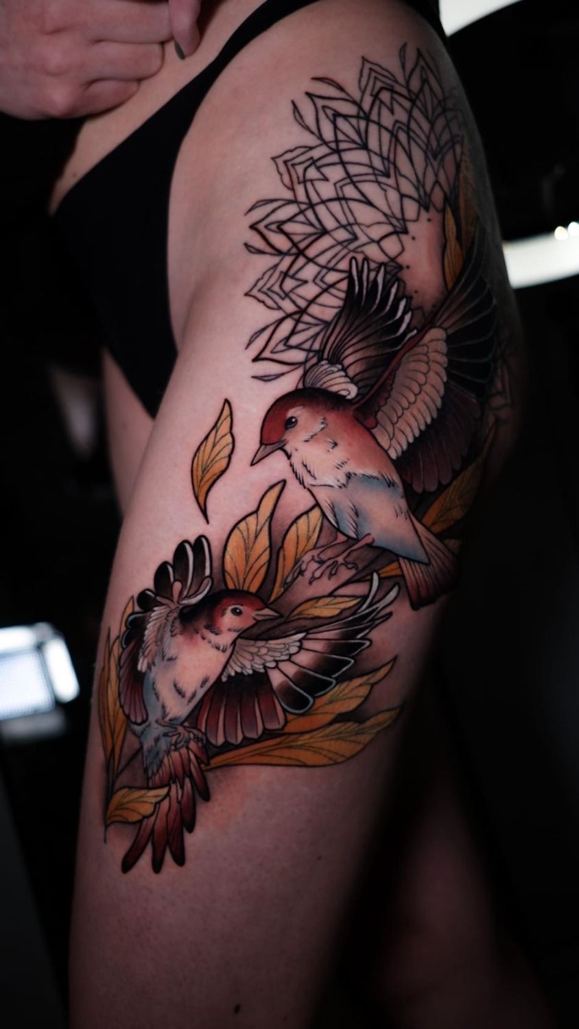 Тату с птицами на бедре для девушки