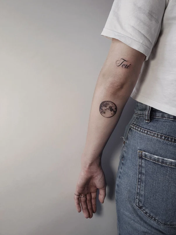 Файнлайн Moon, Lettering tattoo на Предплечье