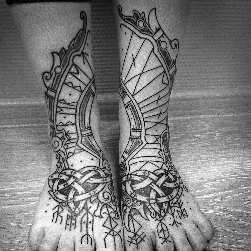 Tatouage blackwork avec entrelacs celtiques et motifs géométriques couvrant les deux pieds.