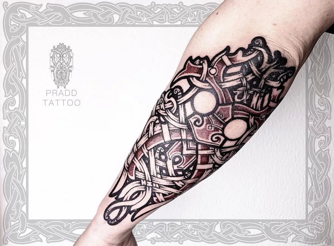 Tatouage entrelacs celtiques avec éléments géométriques, lignes noires fines et ombrage subtil.