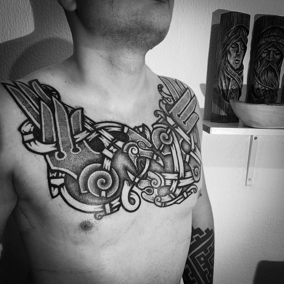 Tatouage blackwork avec entrelacs celtiques et ombrage en dotwork, couvrant la poitrine.