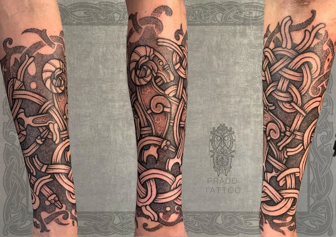 Tatouage blackwork détaillé avec entrelacs celtiques et motif animal ressemblant à un bélier, réalisé en dotwork.