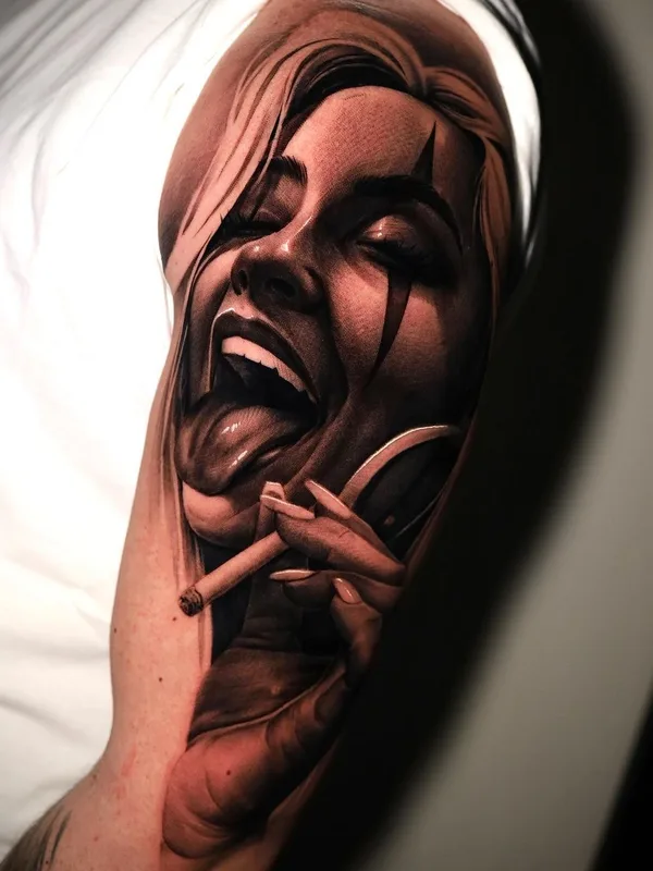 female black and grey realism Tatuaggio su upper arm #41272 | Tatuatore Kindamo