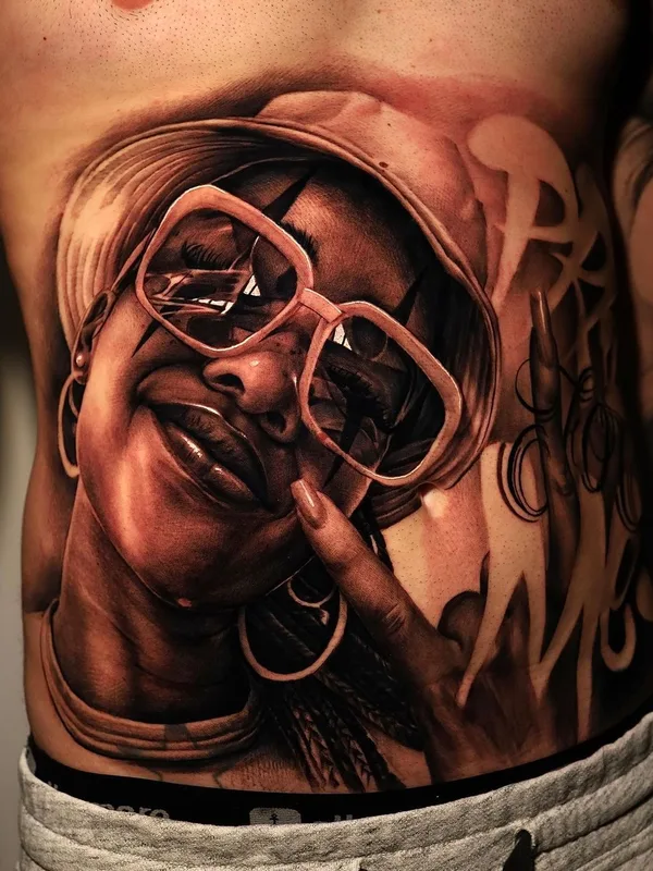 female black and grey realism Tatuaggio su stomach #41278 | Tatuatore Kindamo