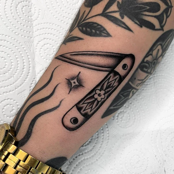Традиционная Knife, Flower tattoo на Предплечье