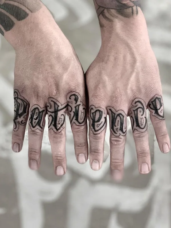 black lettering Tatuagem em finger #41588 | Tatuador Niorkz