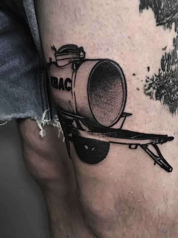 black and grey black and grey tattoo auf thigh #41668 | Tätowierer Евгений Пилягин