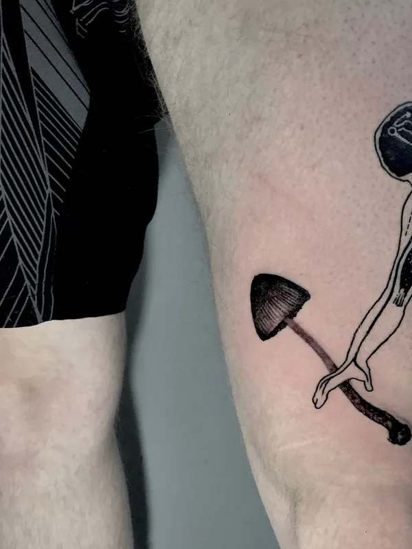 black sketch tattoo auf thigh #41672 | Tätowierer Евгений Пилягин