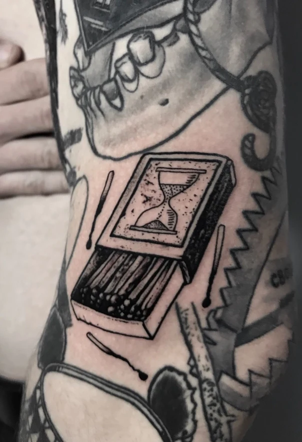 Блэкворк Hourglass, Matches tattoo на Предплечье