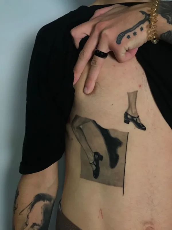 black and grey sketch tattoo auf ribcage #41670 | Tätowierer Евгений Пилягин