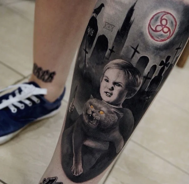 Чёрно-серая Child, Cat tattoo на Икра