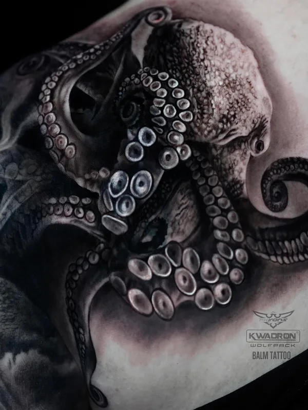 black and grey realism tattoo auf shoulder #55890 | Tätowierer Yesy Tattoo