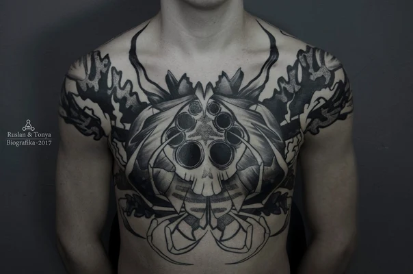 Блэкворк Skull, Insect tattoo на Грудь