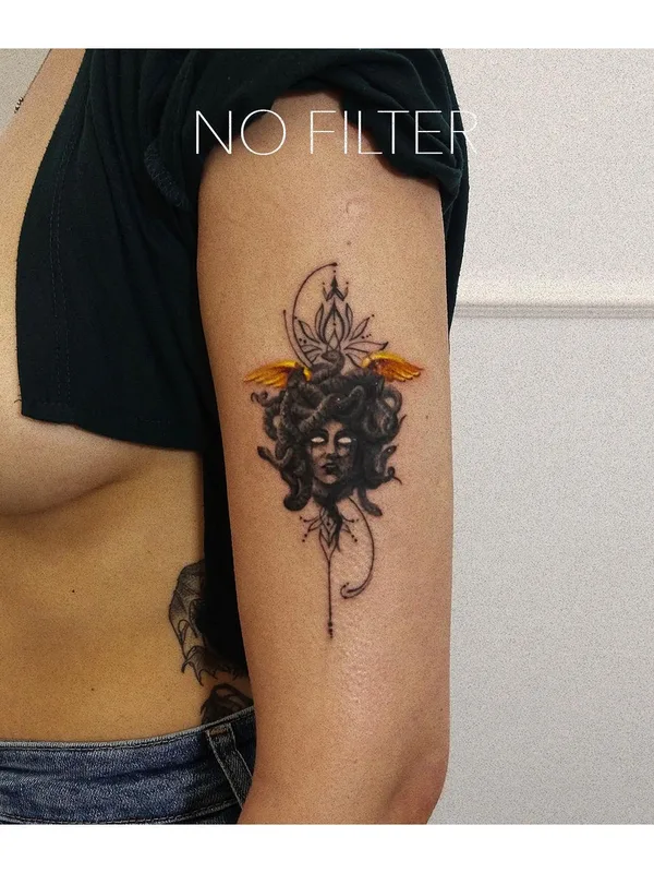 female color fineline Tatuaggio su upper arm #56039 | Tatuatore Lorem Tattoo
