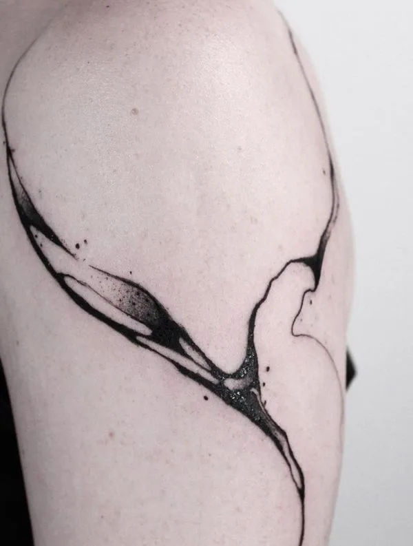 female black abstract Tatuaggio su shoulder #56097 | Tatuatore Kuba Szypulski