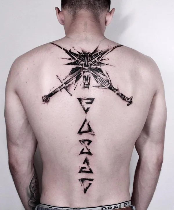 male black blackwork Tatuaggio su upper back #56088 | Tatuatore Kuba Szypulski