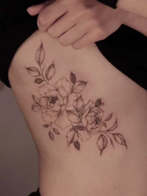 female black and grey botanic 纹身 在 ribcage #56107 | 纹身师 Krysz
